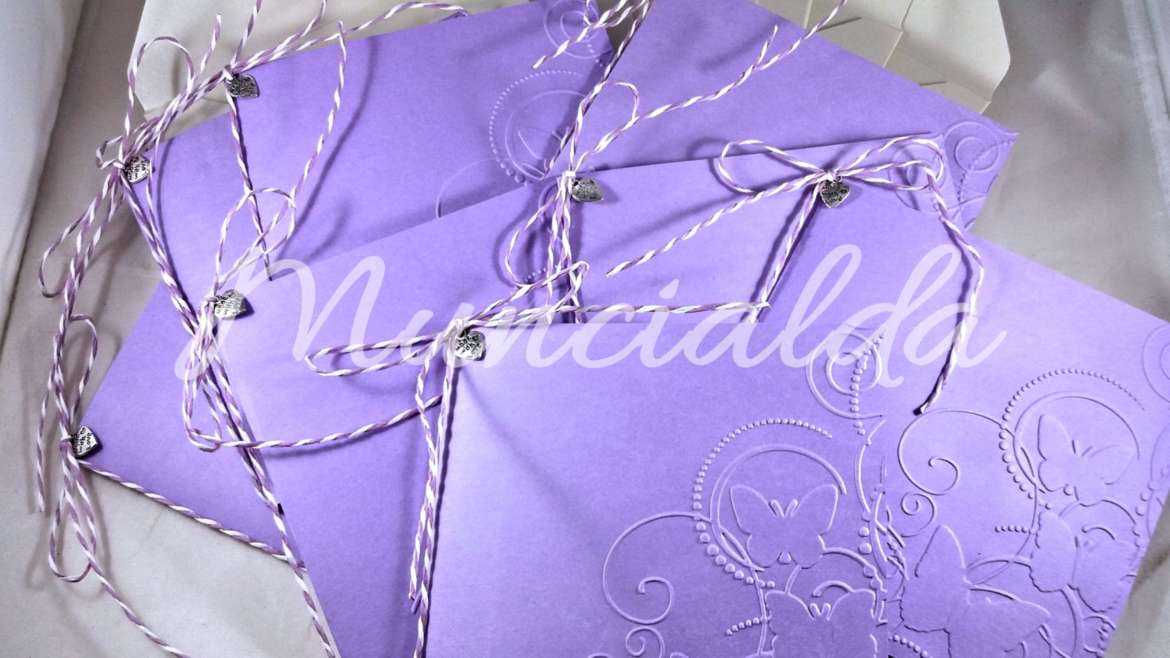 alt="partecipazioni-inviti-comunione-handmade-embossing-farfalle-butterfly-viola-liliac"