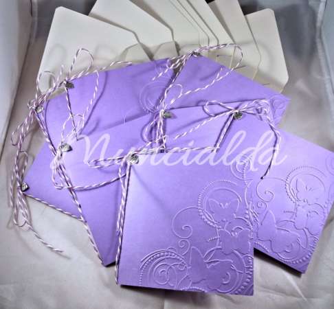 alt="partecipazioni-inviti-comunione-handmade-embossing-farfalle-butterfly-viola-liliac"
