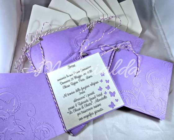 alt="partecipazioni-inviti-comunione-handmade-embossing-farfalle-butterfly-viola-liliac"