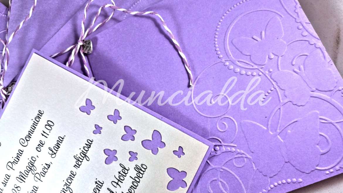 alt="partecipazioni-inviti-comunione-handmade-embossing-farfalle-butterfly-viola-liliac"