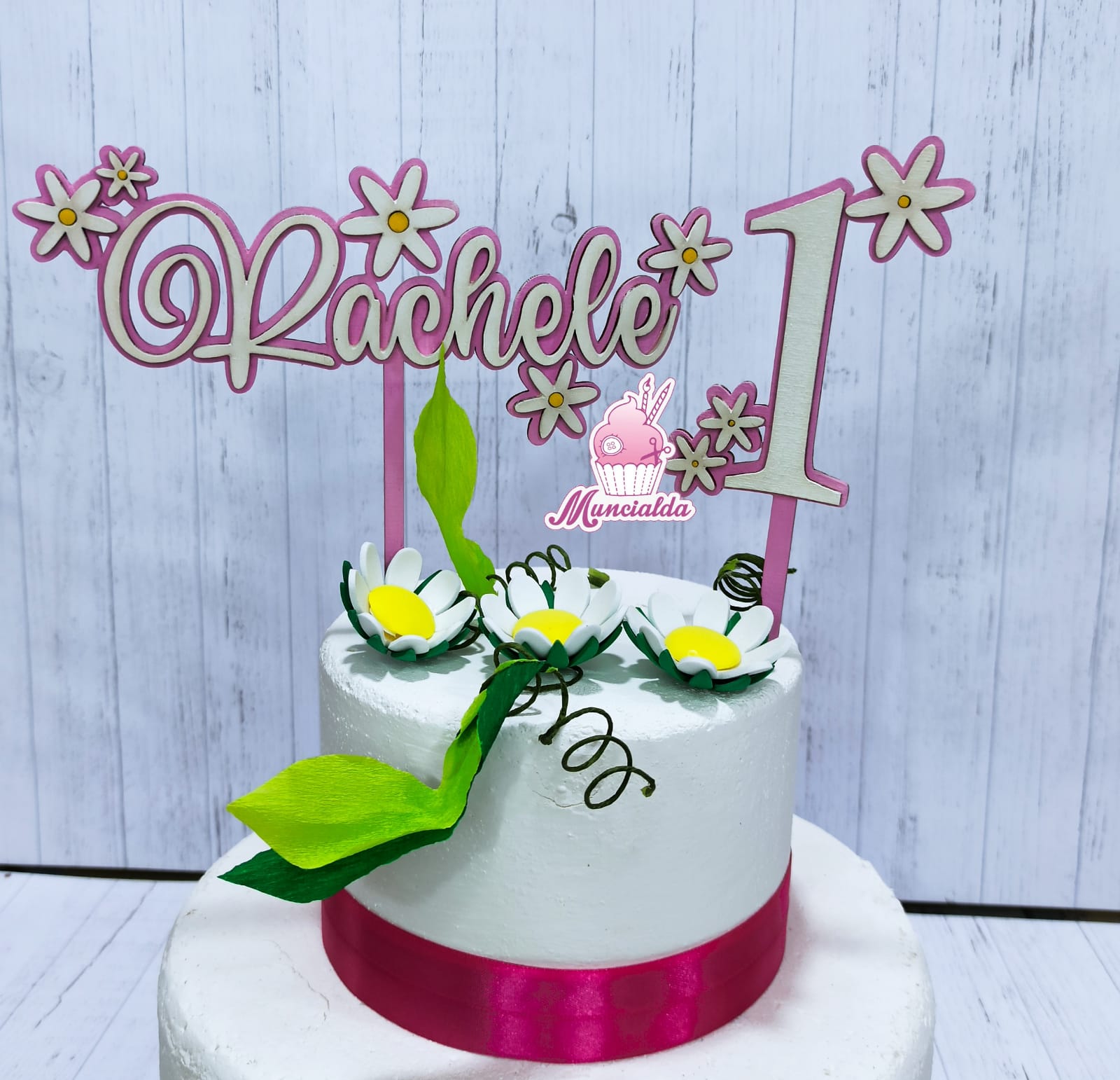 cake topper torta in legno: un'allegra decorazione per la tua torta