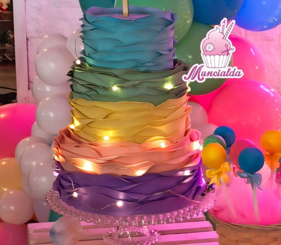 torta scenografica arcobaleno